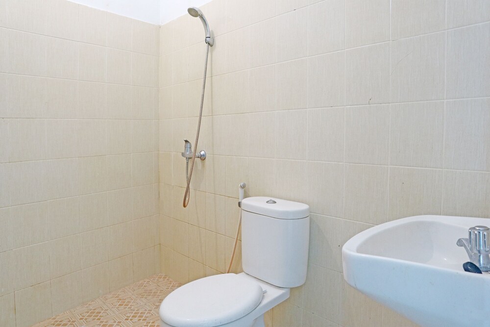 M Authentic Kost Man by OYO Rooms