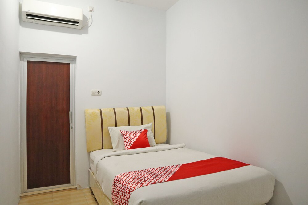 M Authentic Kost Man by OYO Rooms