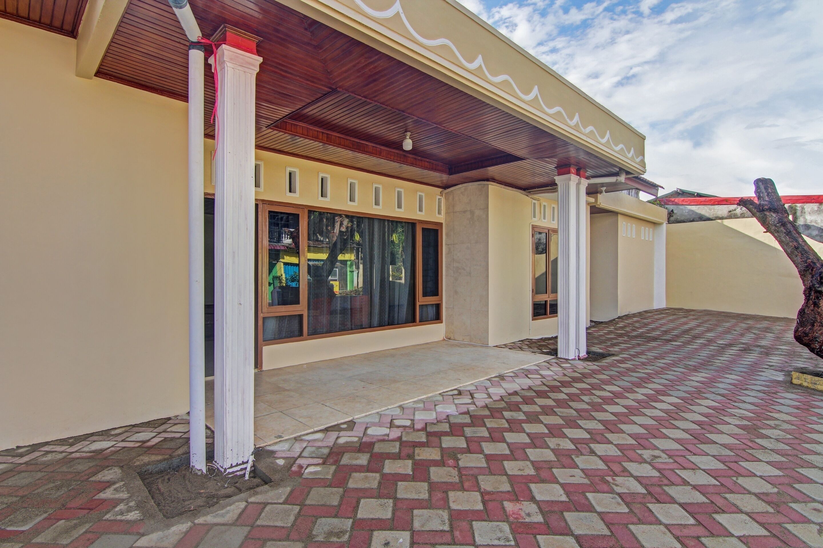 Suri Guest House Syariah by OYO