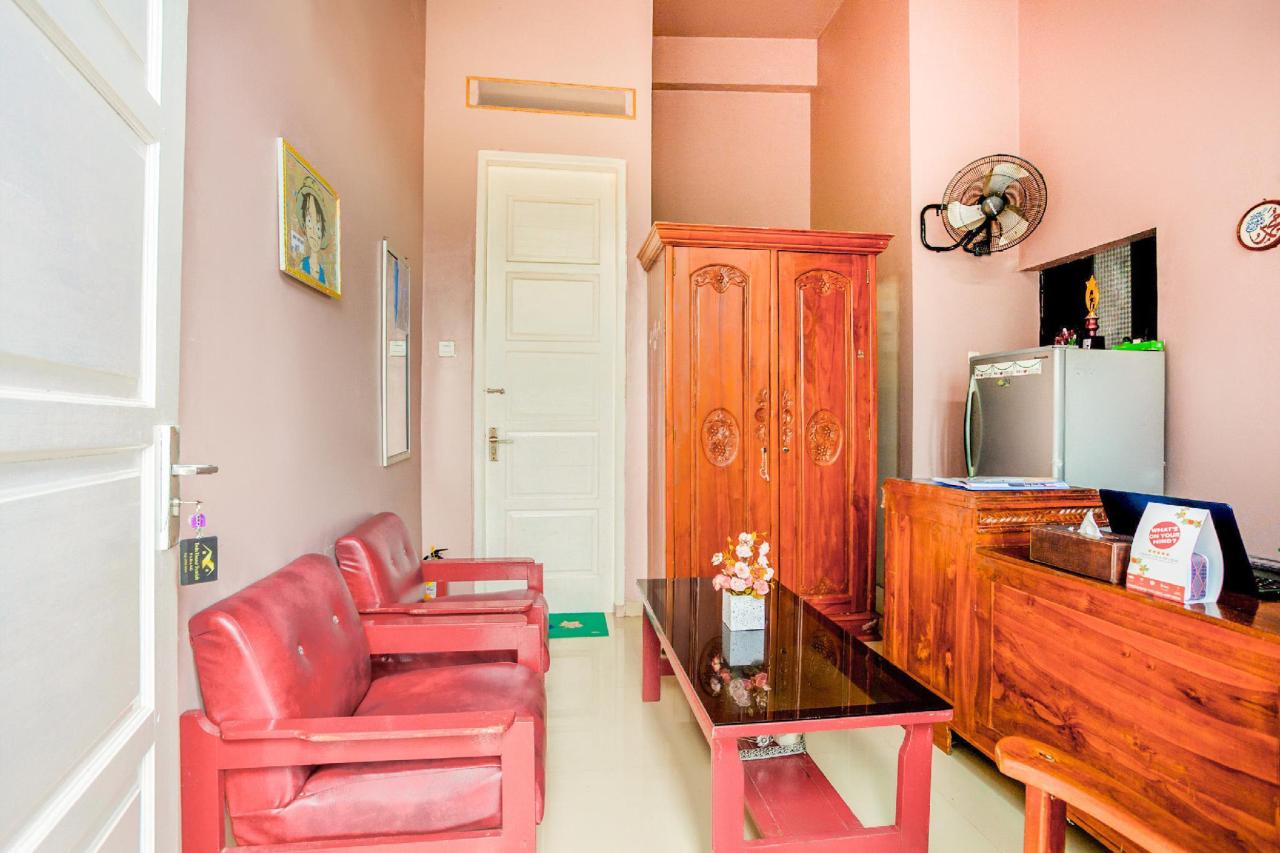 Twin House Syariah by OYO Rooms
