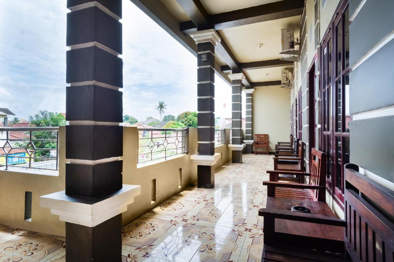 Adelia Residence By Oyo Room