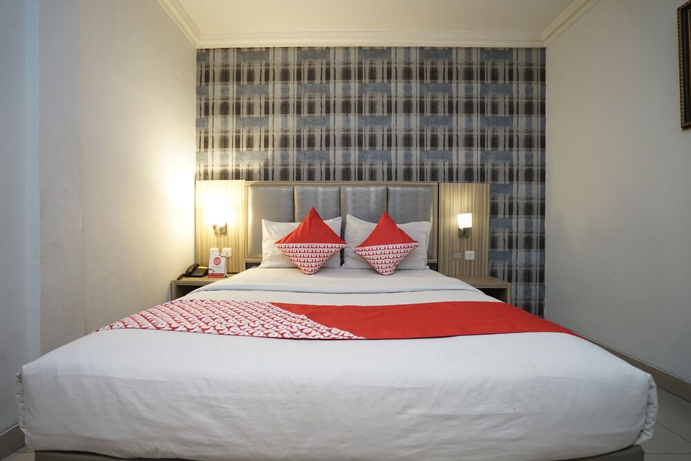 Feodora Airport Hotel by OYO Rooms
