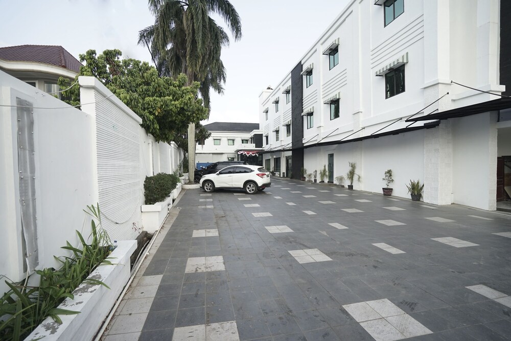 Feodora Airport Hotel by OYO Rooms