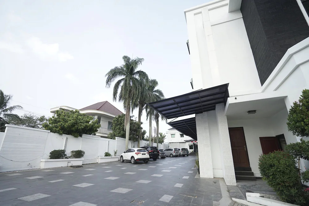 Feodora Airport Hotel by OYO Rooms