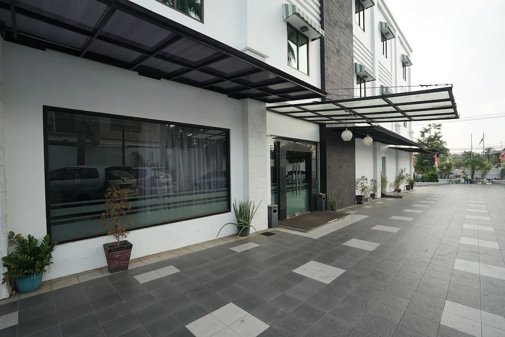 Feodora Airport Hotel by OYO Rooms