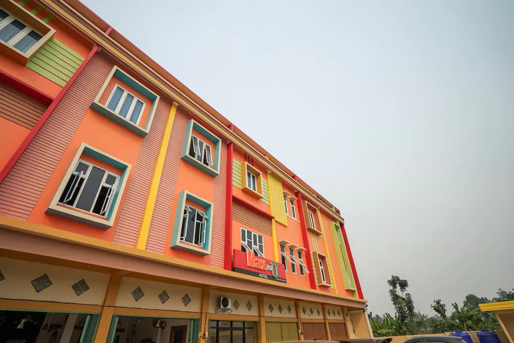 Sans Hotel Max To U Palembang
