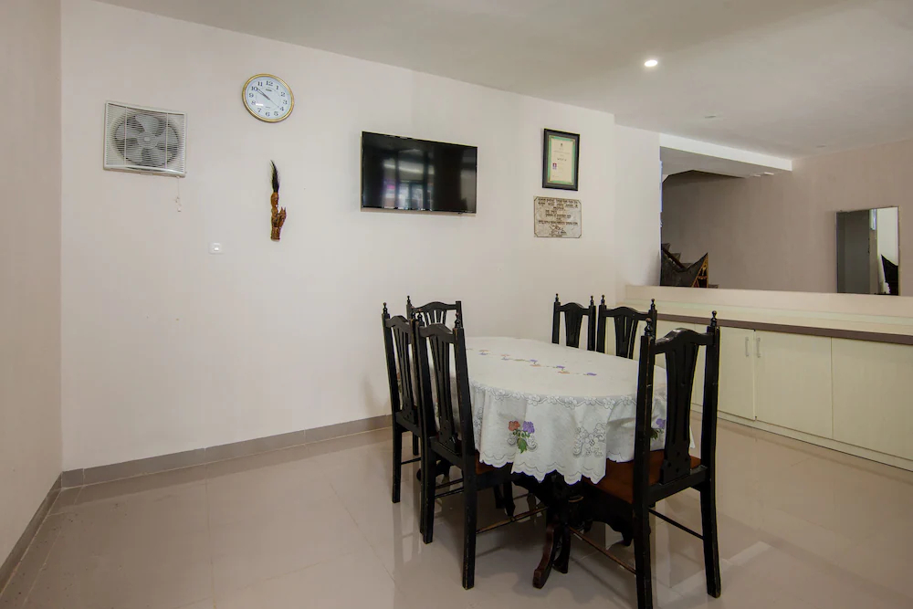 Wisata Hotel by OYO Rooms