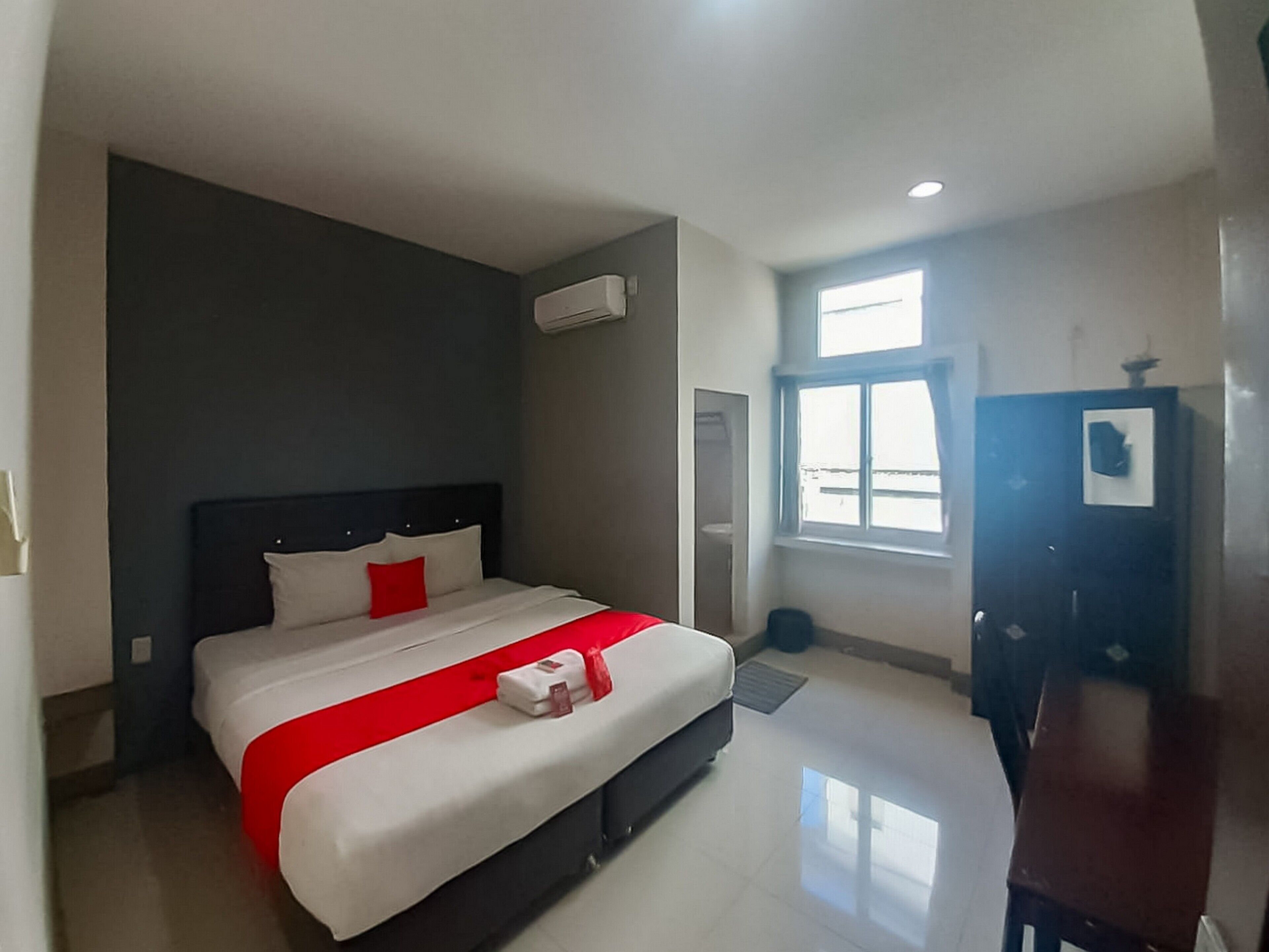 MCA Hotel by RedDoorz