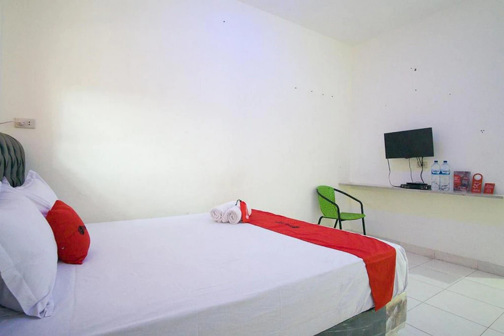 Perhatian II by RedDoorz