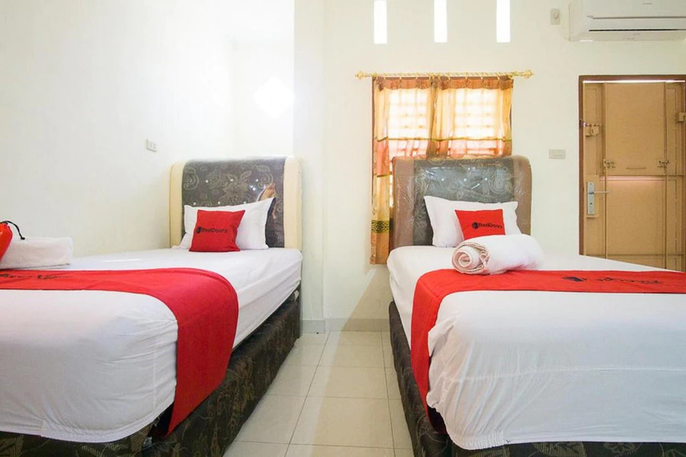 Perhatian II by RedDoorz