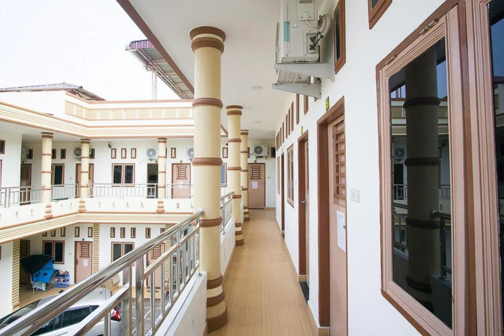 Perhatian II by RedDoorz