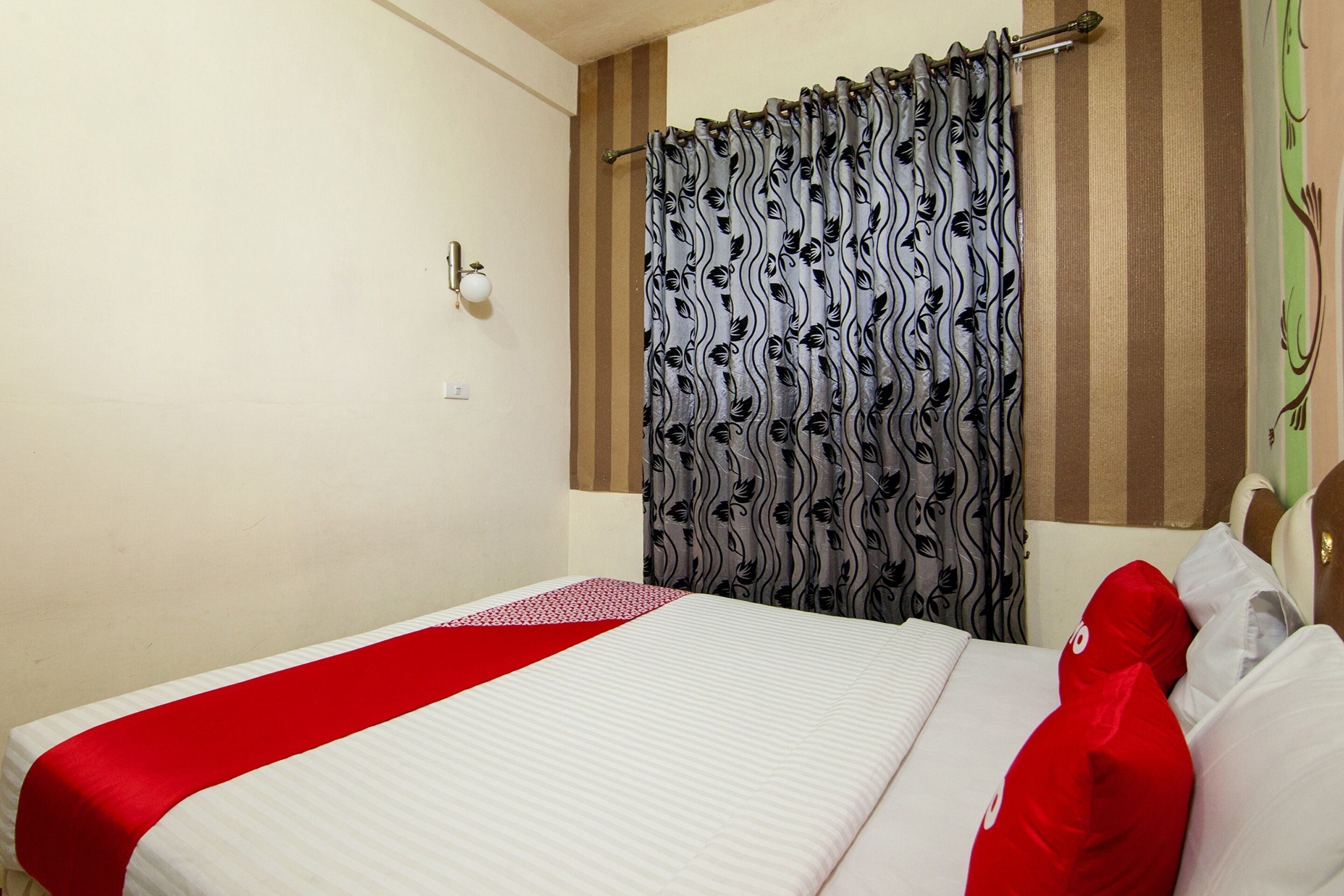 Thyesza Hotel by OYO Rooms