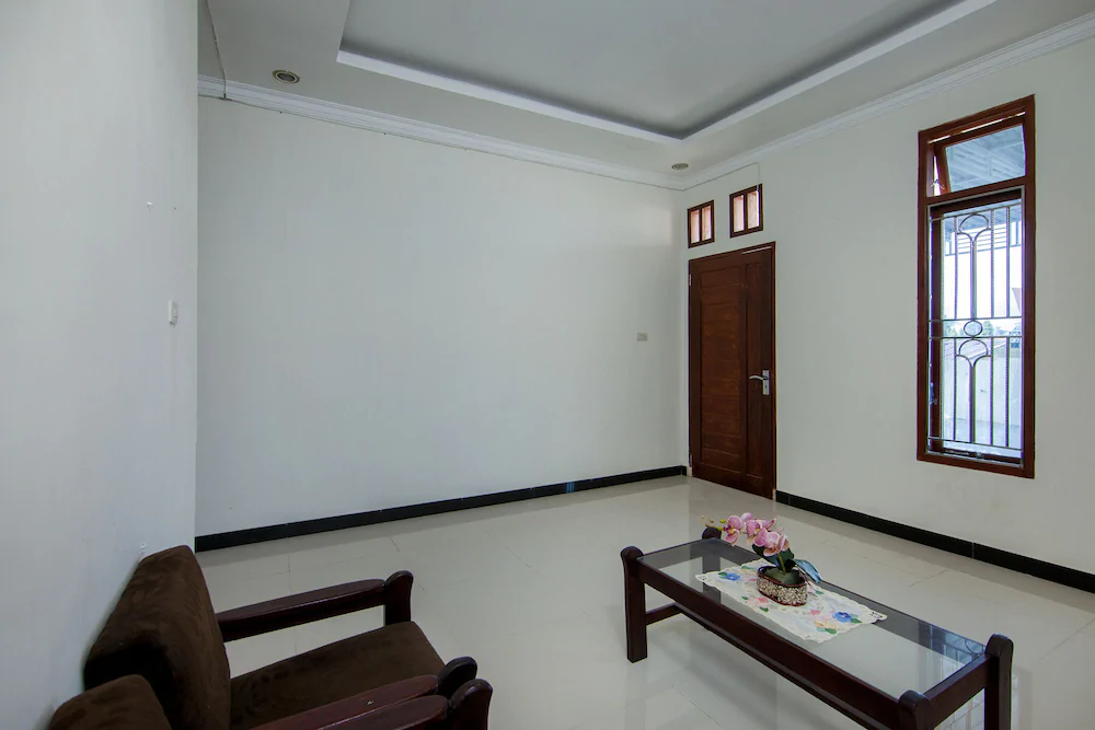 Pink's Guest House by OYO Rooms
