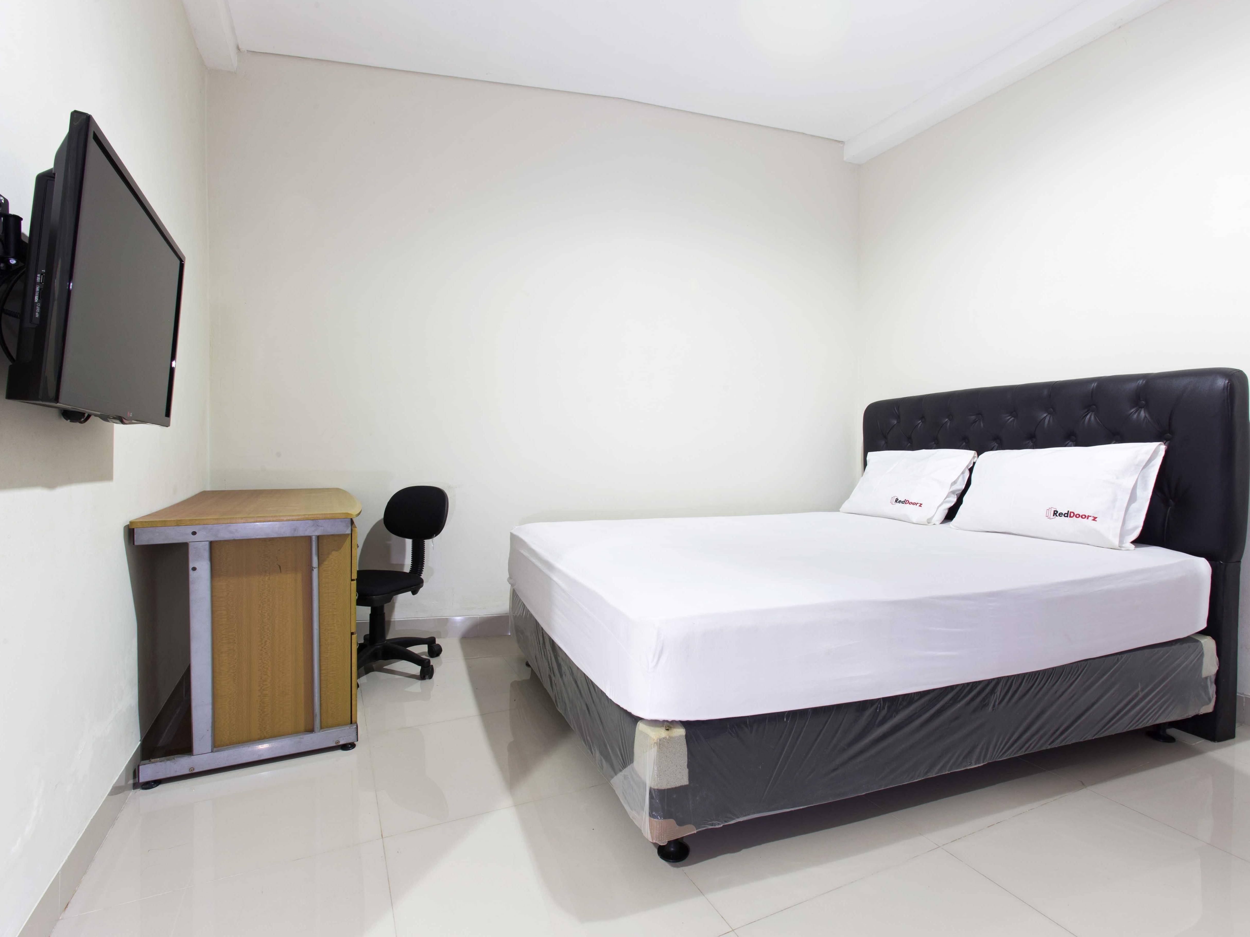 RedDoorz Plus near Lippo Cikarang Mall 2