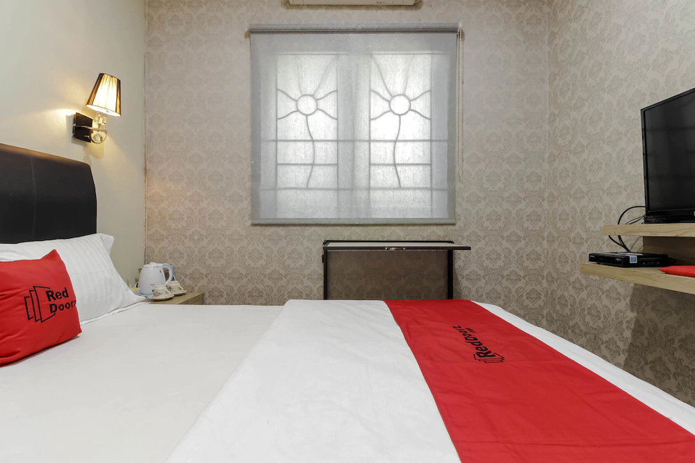 RedDoorz Plus near Lippo Cikarang Mall