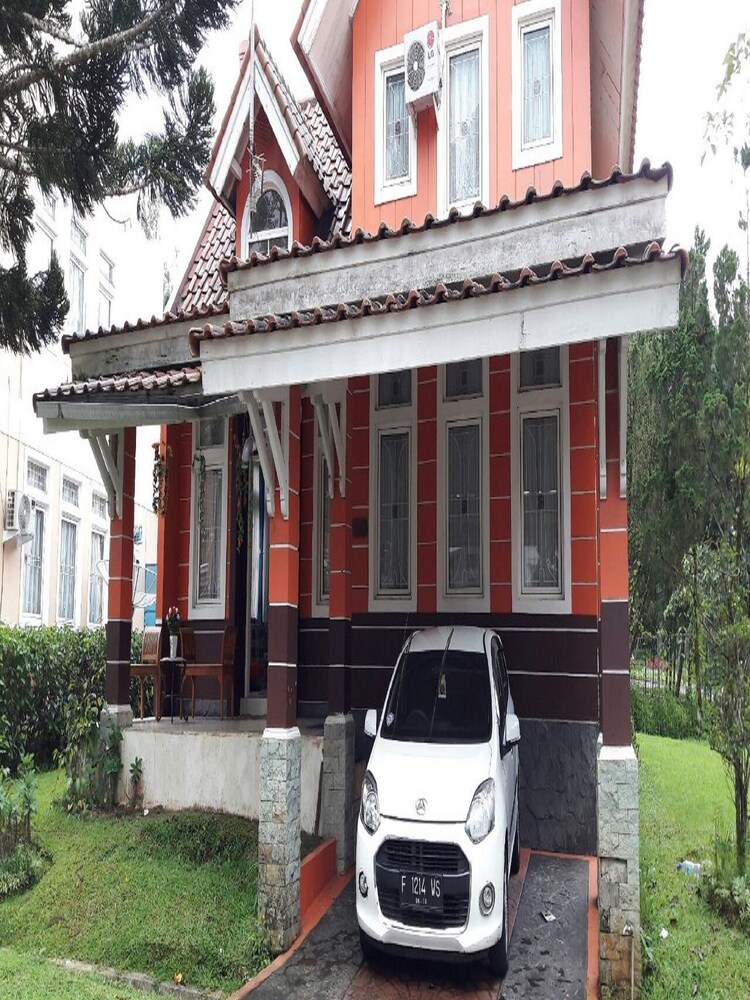 Villa Kota Bunga Azalea