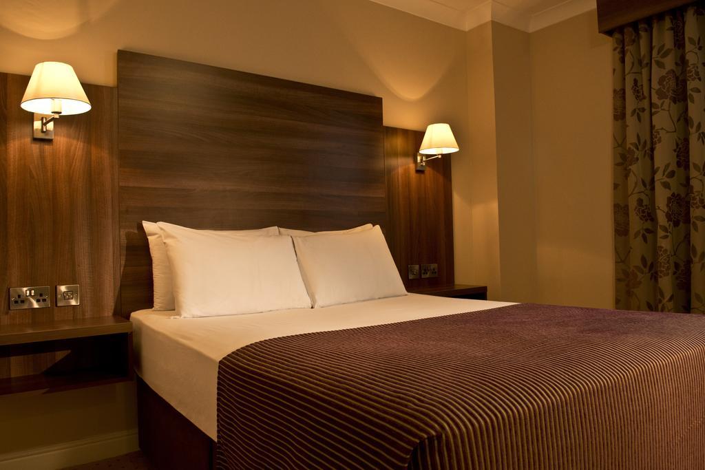 Dillon's Hotel