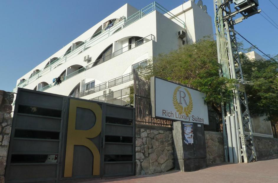 Rich Luxury Suites