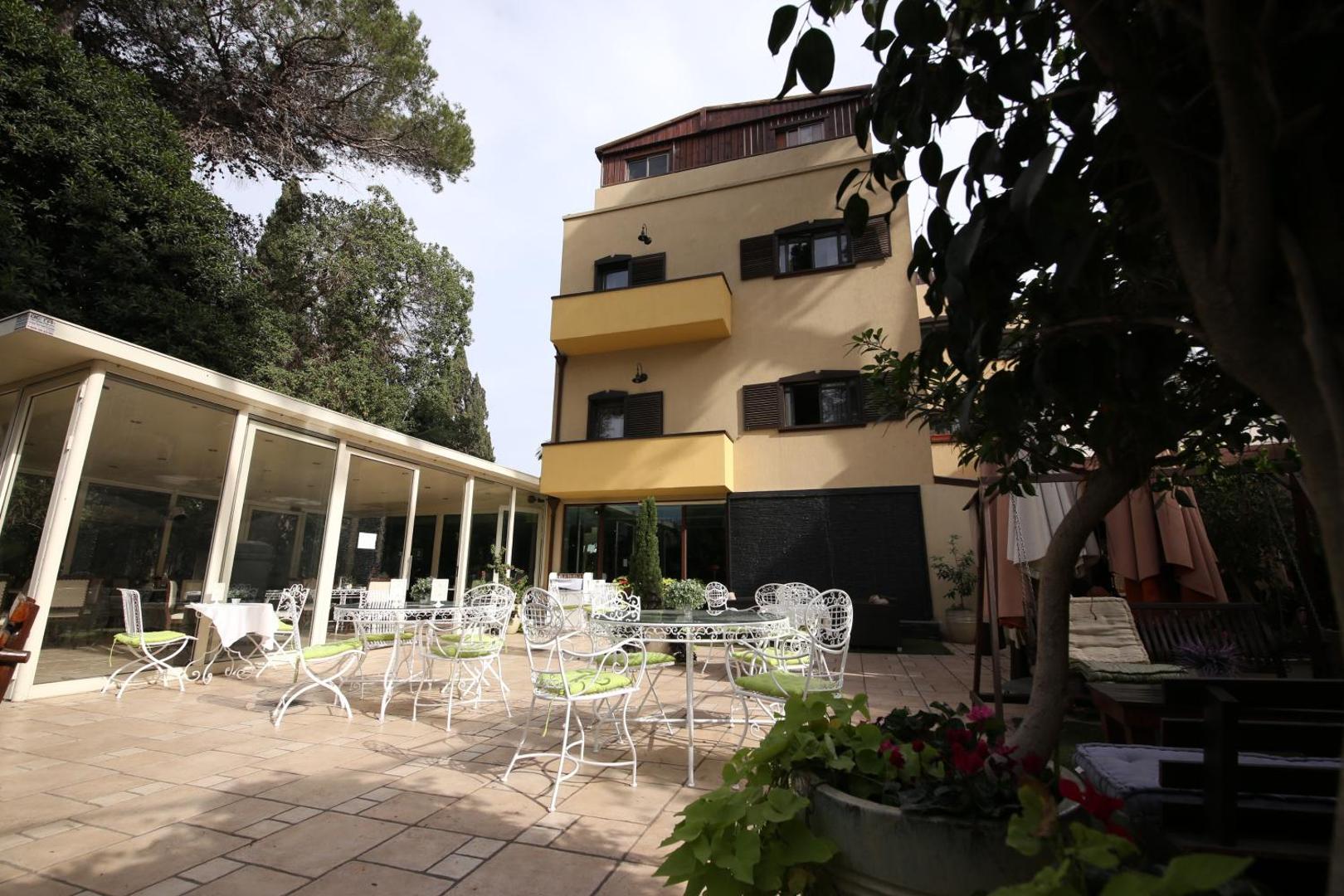 Villa Carmel Boutique
