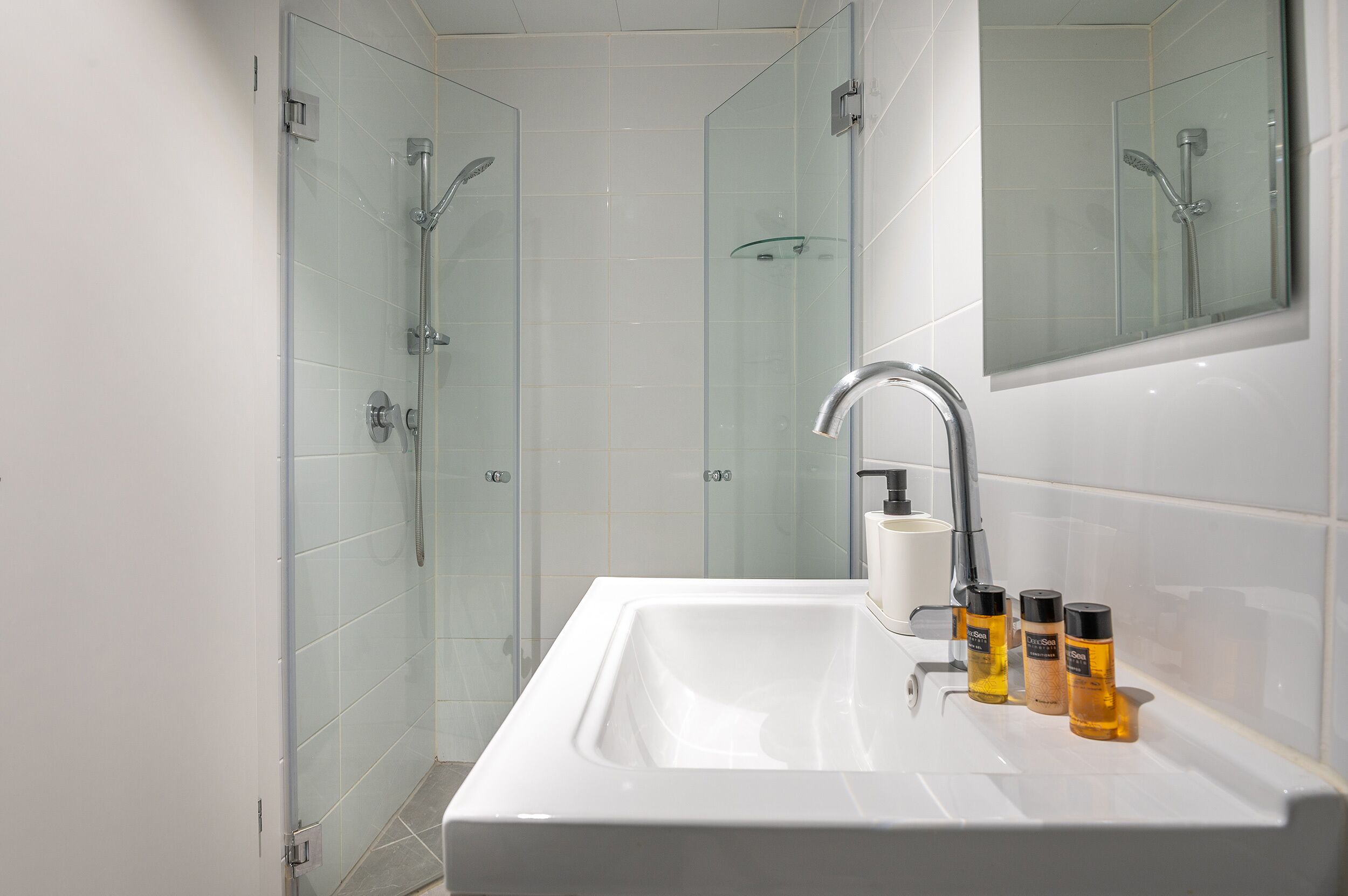 Hi-Yam SeaView Apartments & Suites