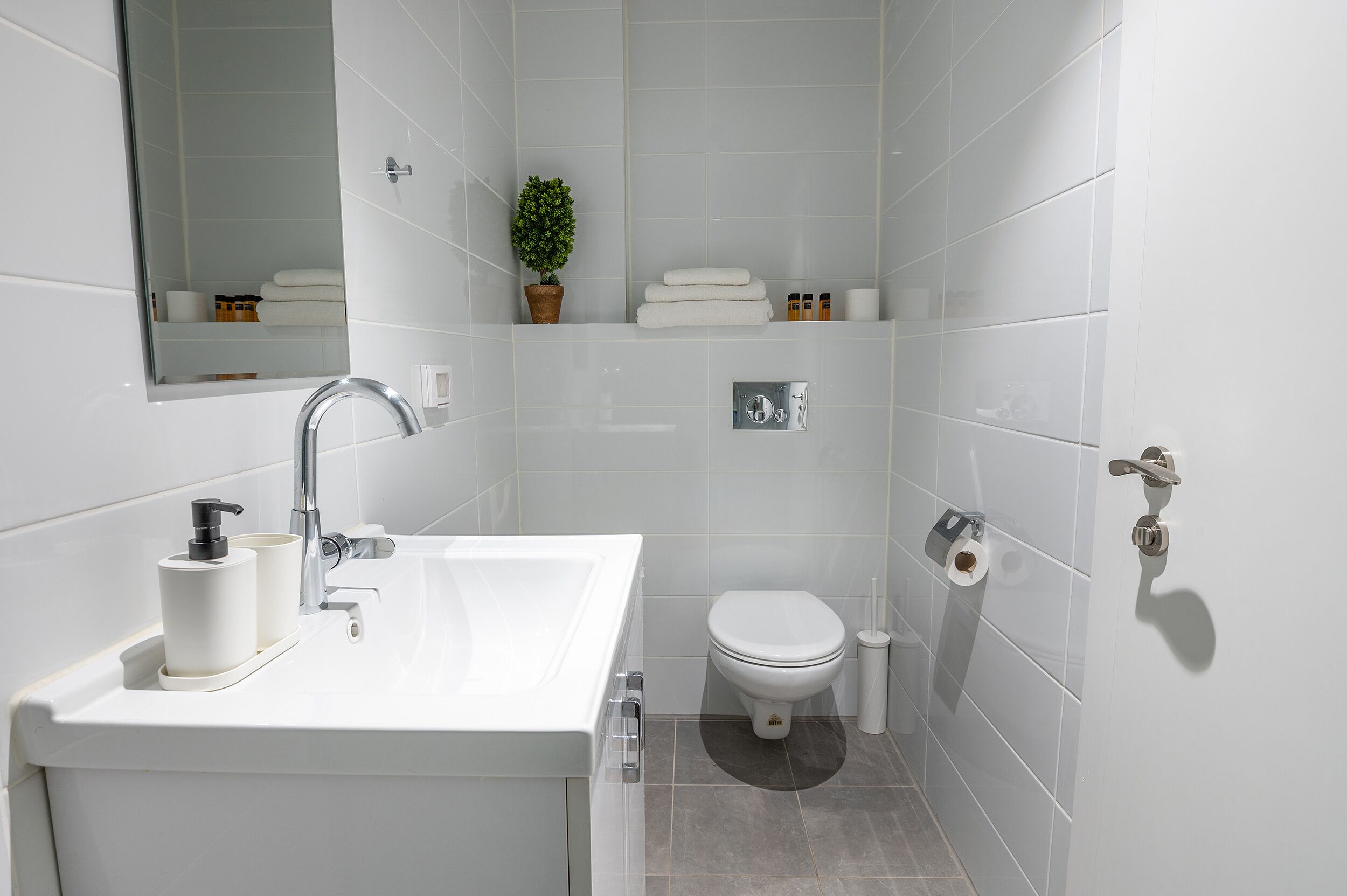 Hi-Yam SeaView Apartments & Suites