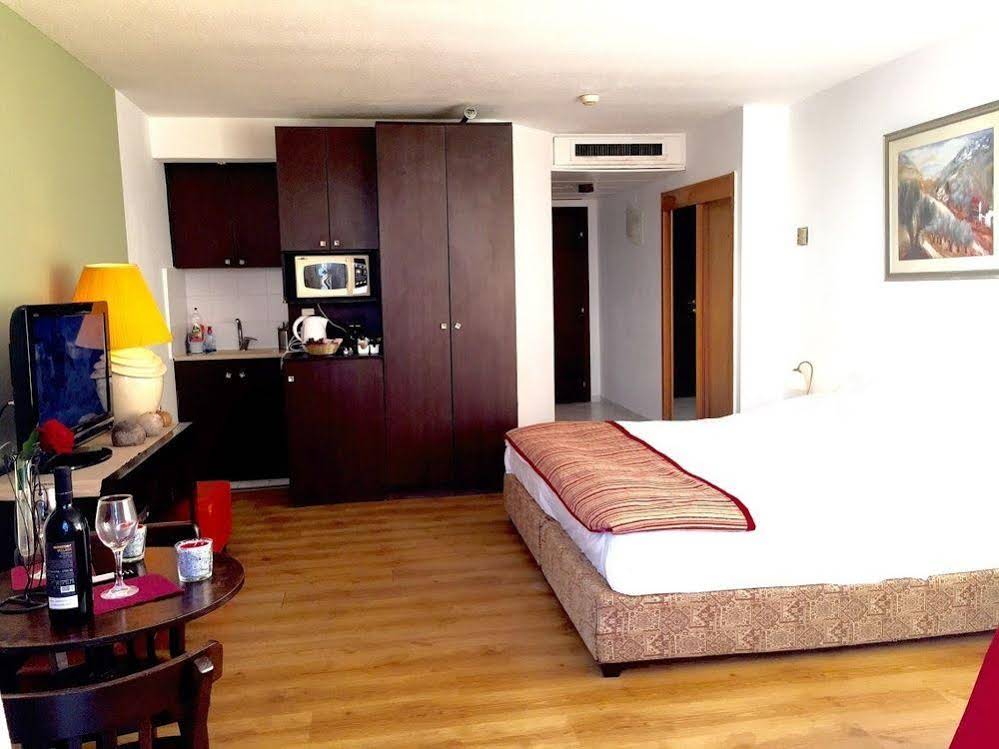 Raphael Apartments