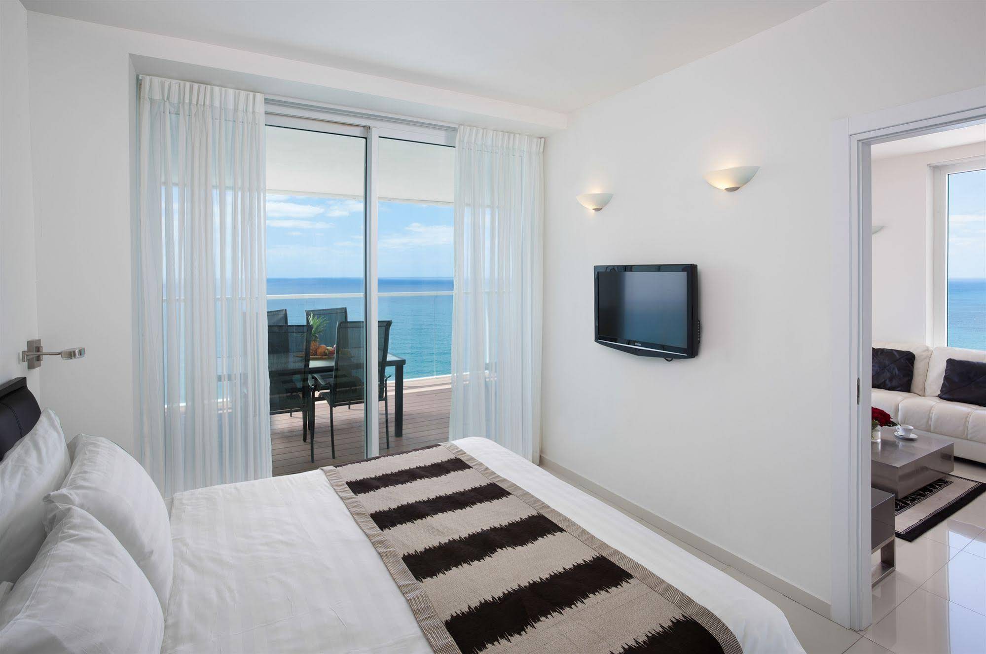 Island Suites Hotel