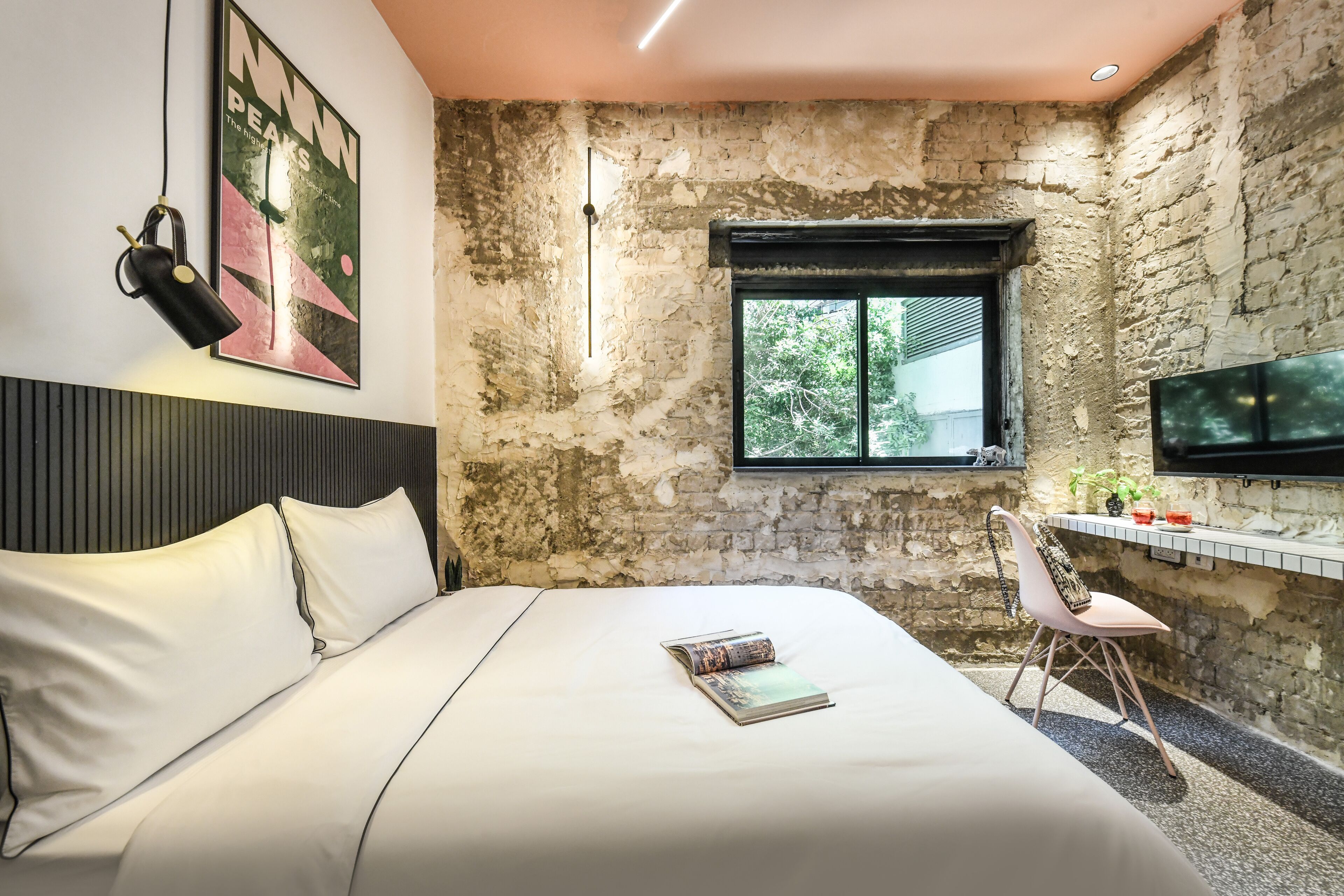 Pixel – An Autonomous Hotel by Loginn