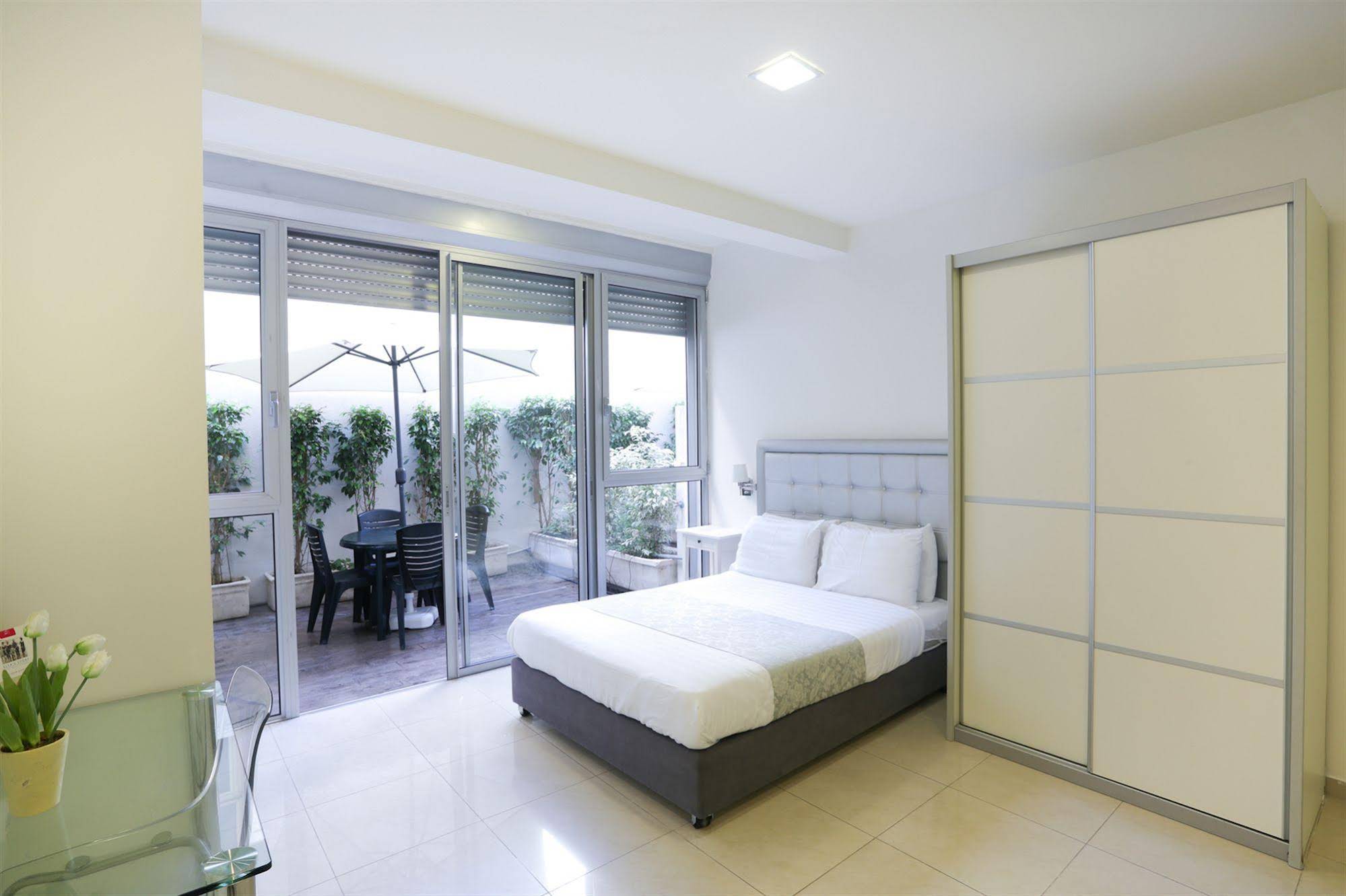 Sea Land Suites