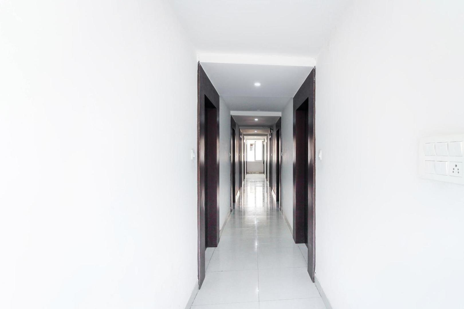 Capital O 70043 Limestone Luxury Rooms