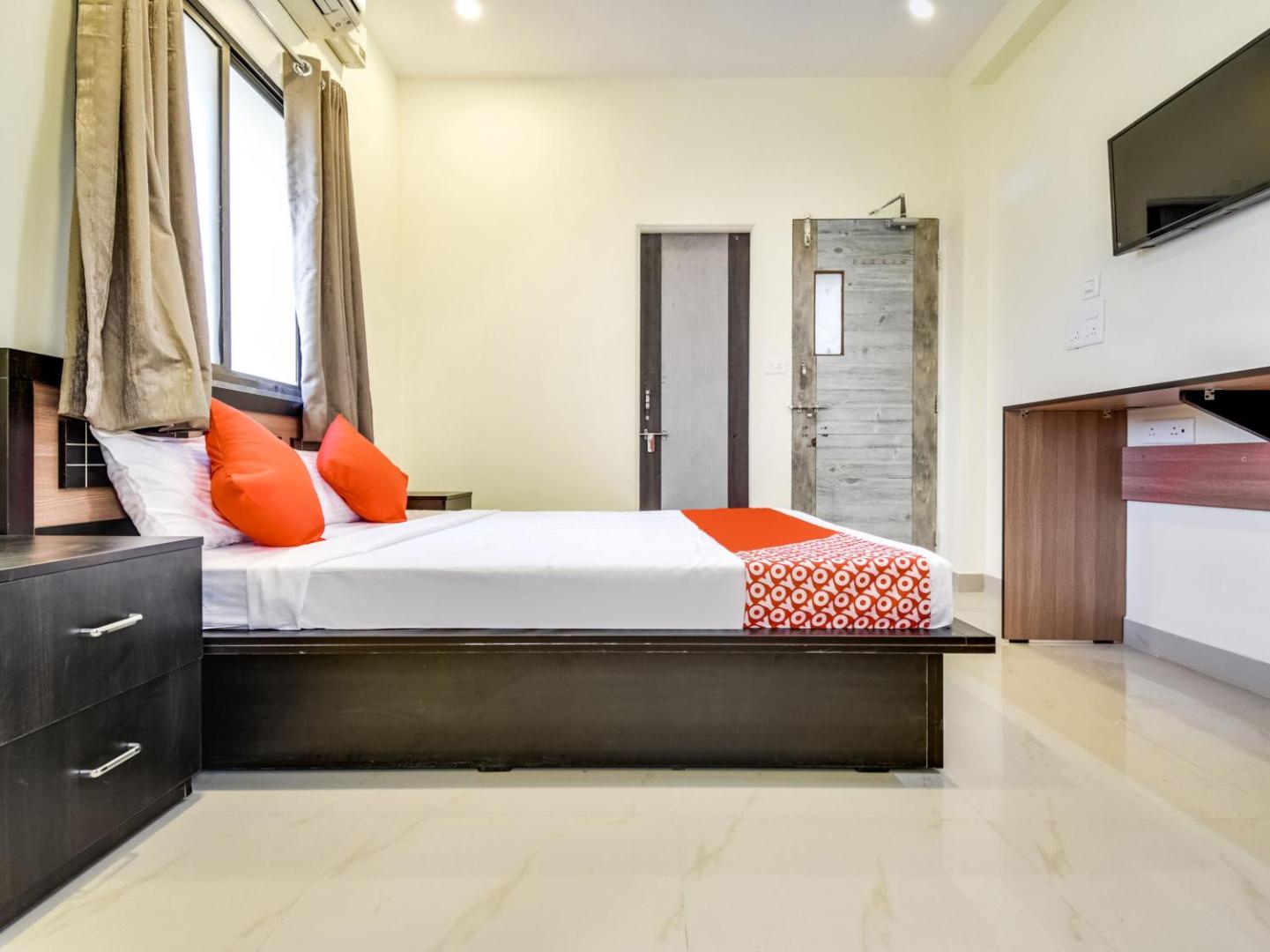 OYO 71906 Grand Hotel And Lodge