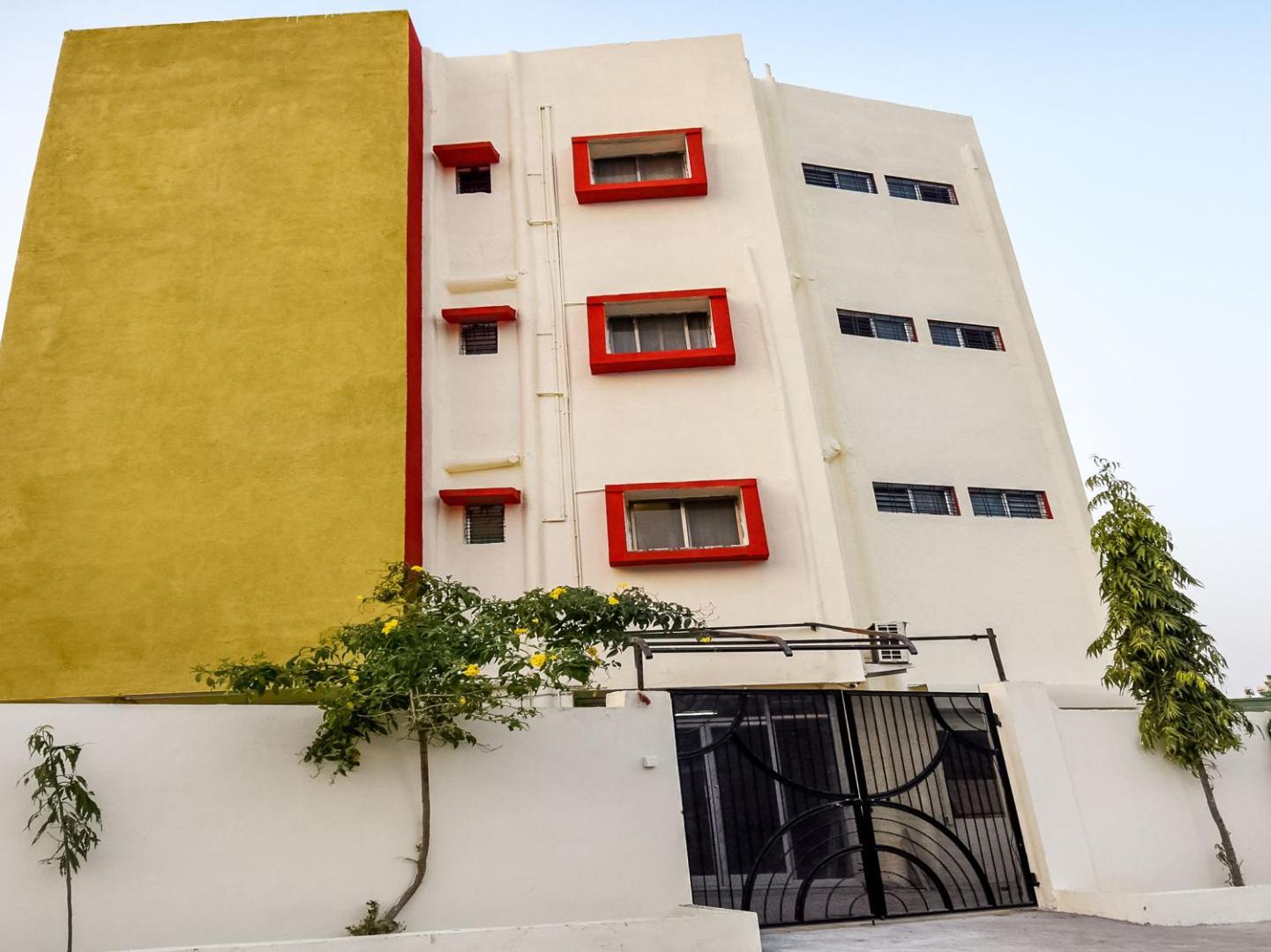 OYO 71906 Grand Hotel And Lodge