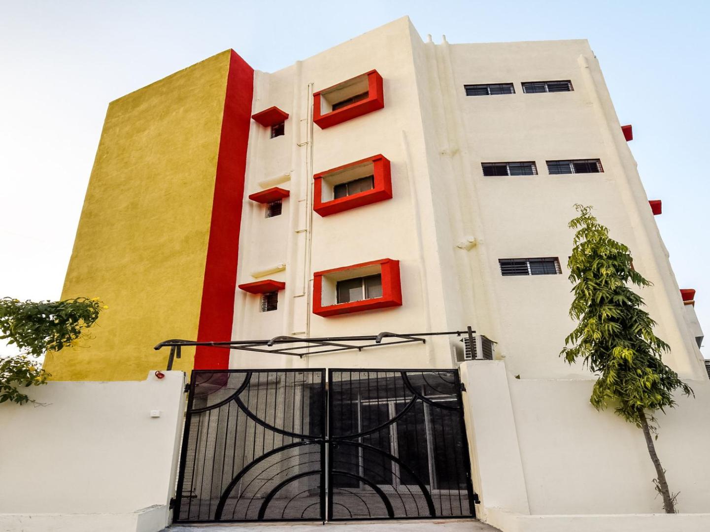 OYO 71906 Grand Hotel And Lodge
