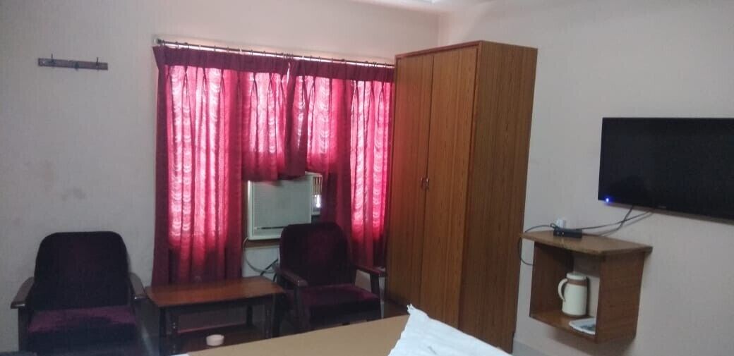 Amaravathi Hotel by iROOMZ