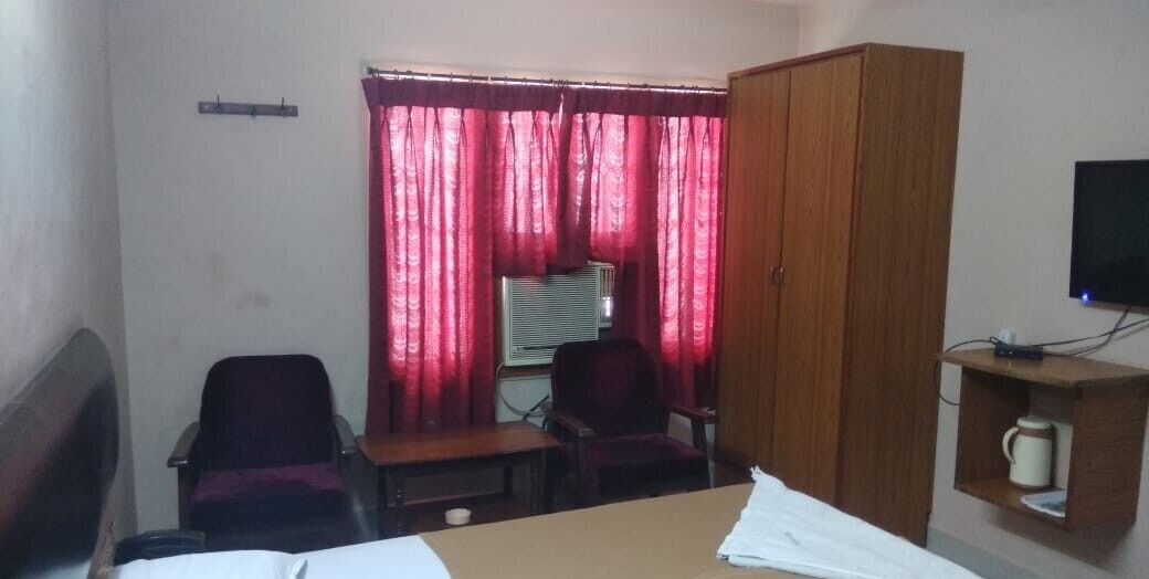 Amaravathi Hotel by iROOMZ
