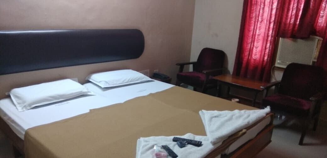 Amaravathi Hotel by iROOMZ