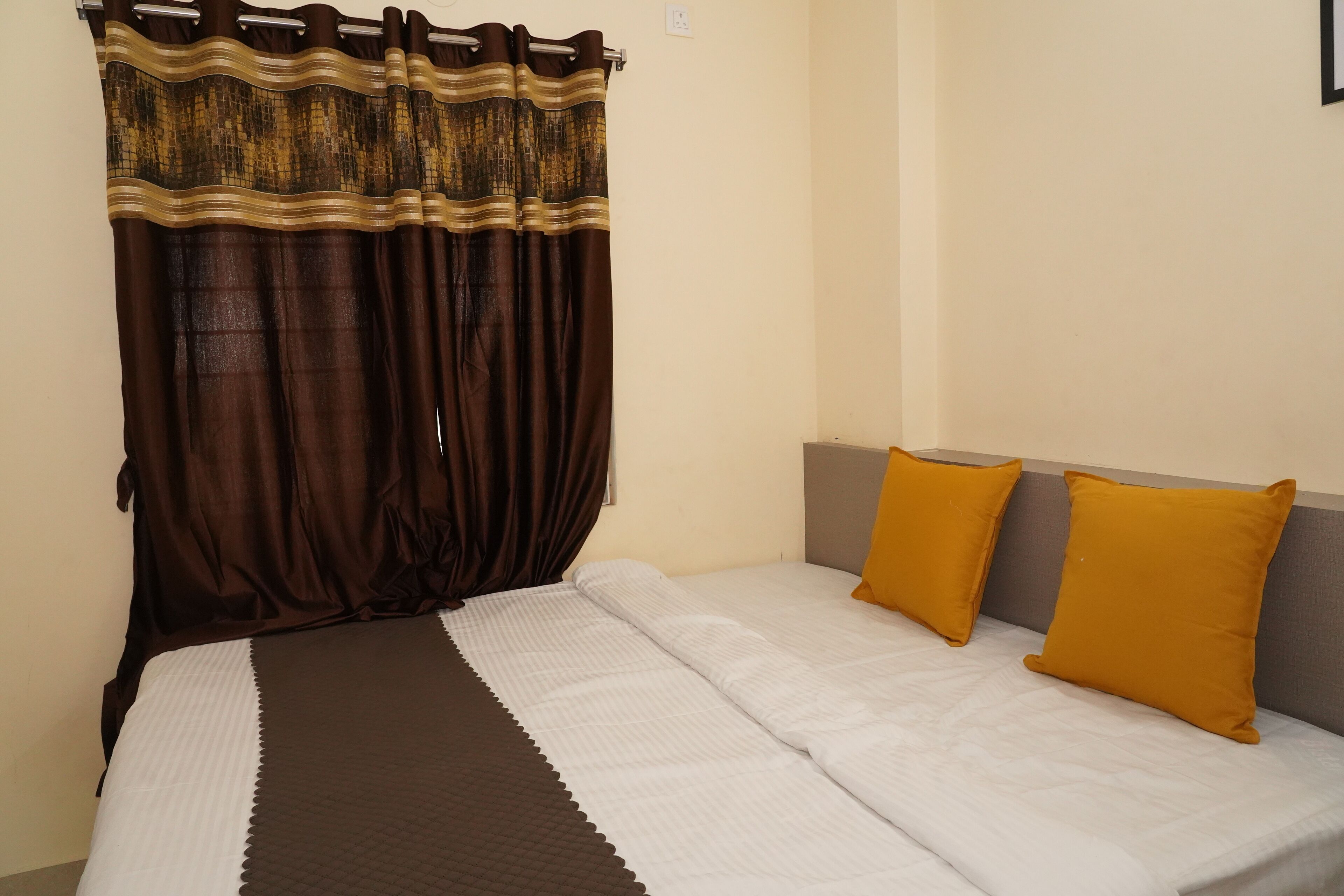 Hotel Royal Suites And Rooms