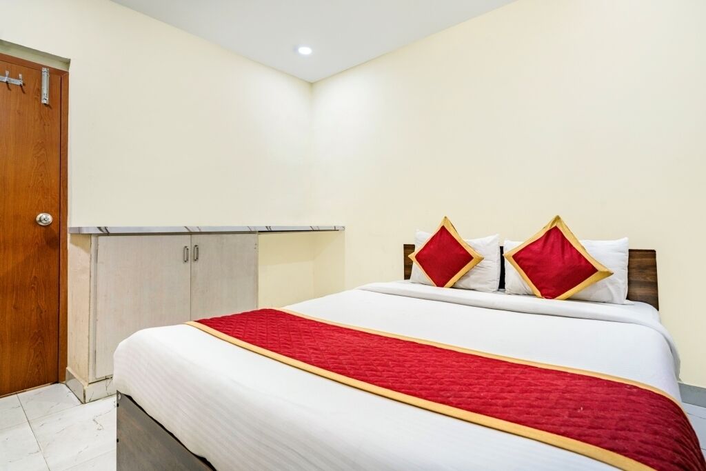 Iroomz Hotel Mouli Grand