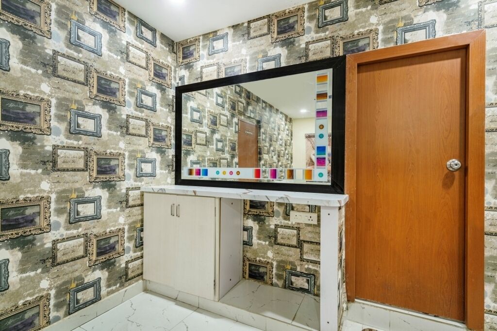 Iroomz Hotel Mouli Grand