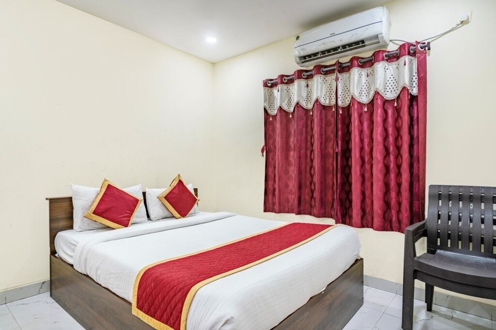 Iroomz Hotel Mouli Grand