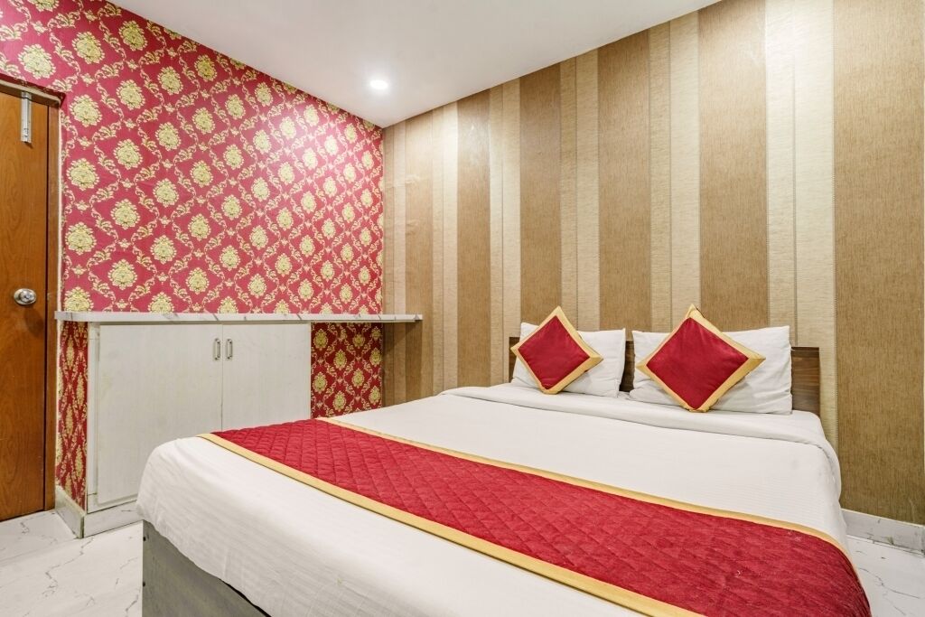 Iroomz Hotel Mouli Grand