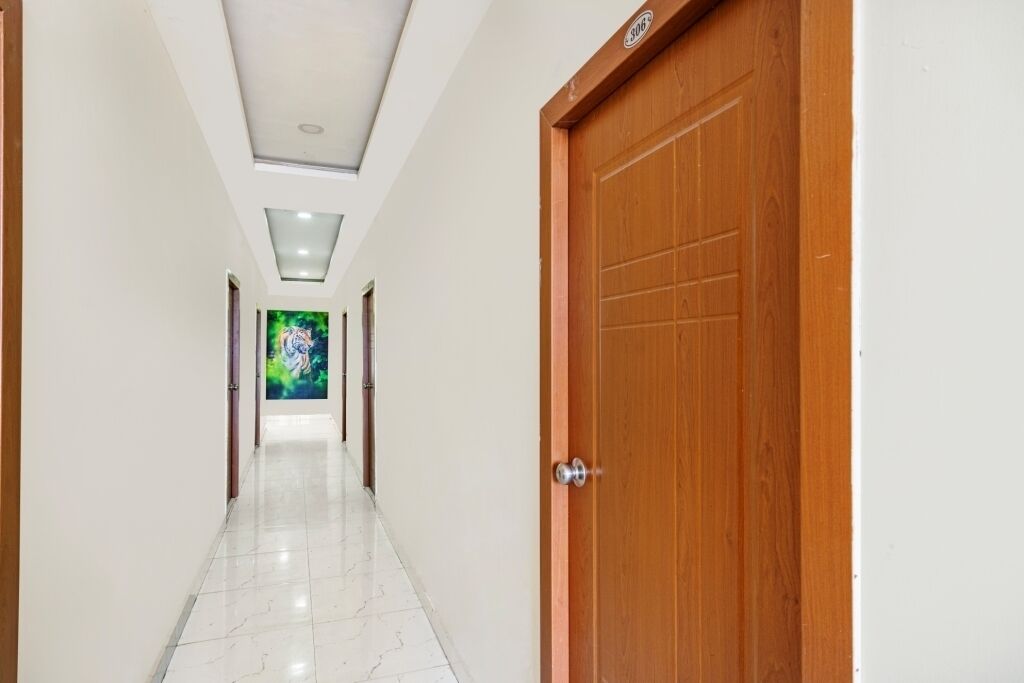 Iroomz Hotel Mouli Grand