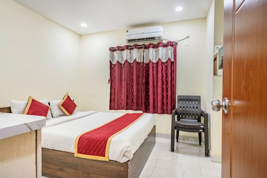 Iroomz Hotel Mouli Grand