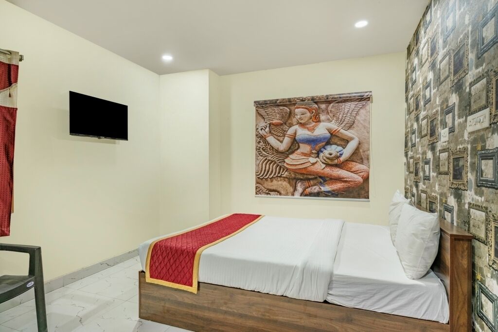 Iroomz Hotel Mouli Grand
