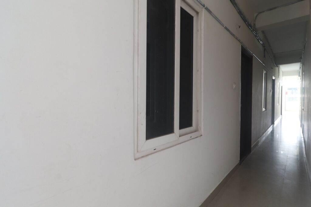Iroomz Hotel Sbr