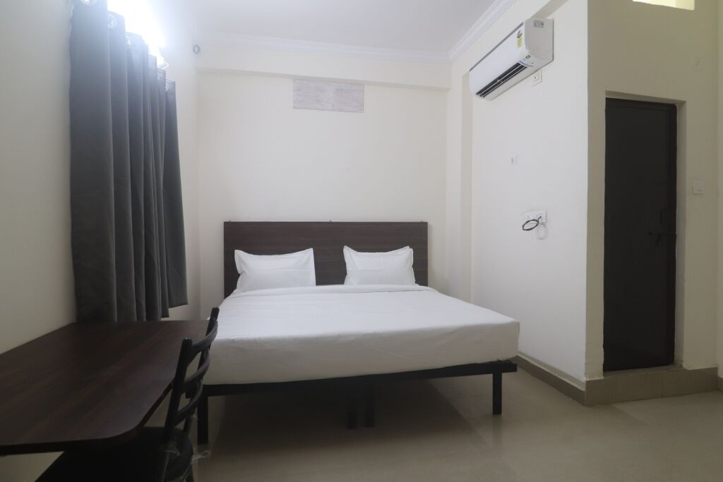 Iroomz Hotel Sbr