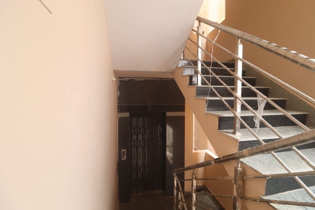 Iroomz Hotel Sbr