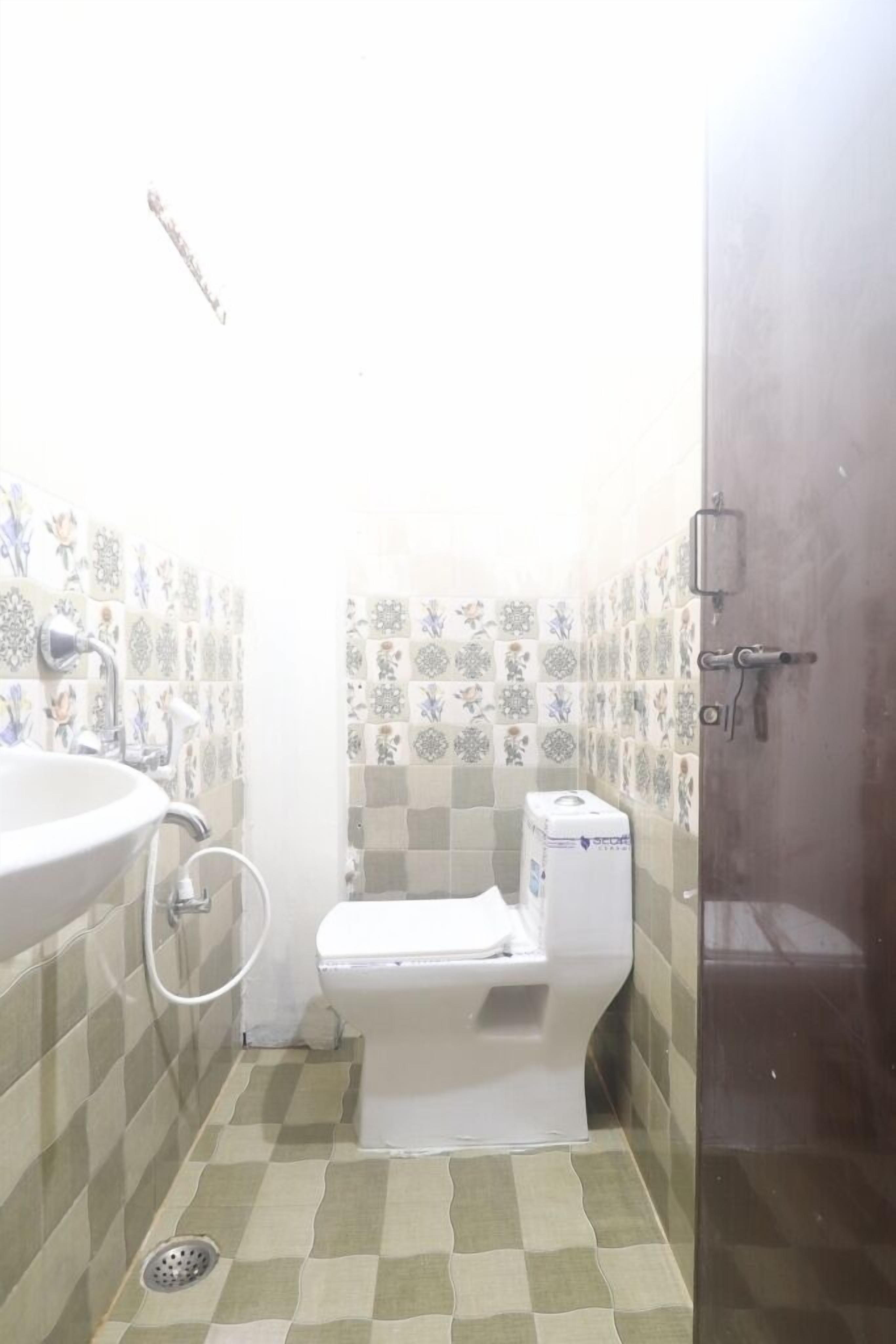 Iroomz Hotel Sbr