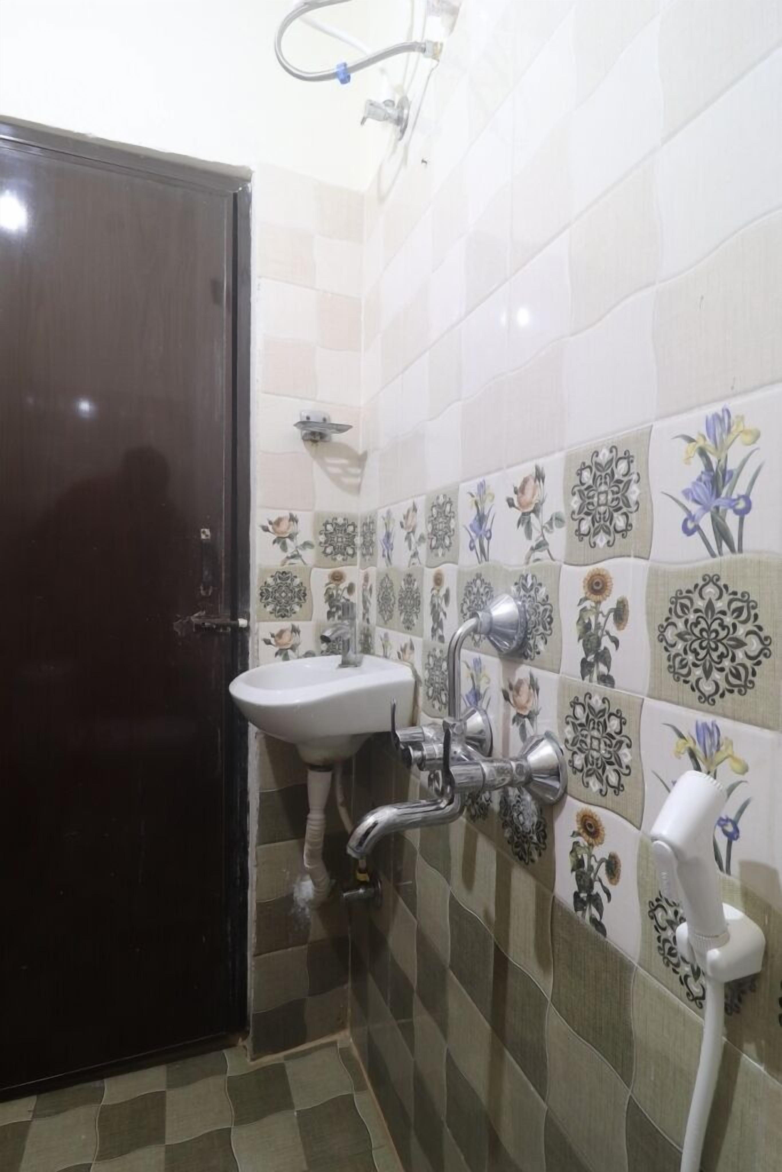 Iroomz Hotel Sbr
