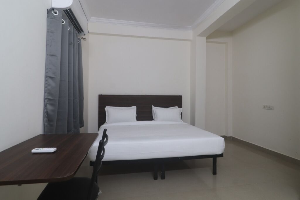 Iroomz Hotel Sbr